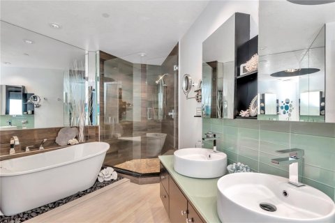 Condo in Tampa, Florida, 2 bedrooms  № 2109021 - photo 24