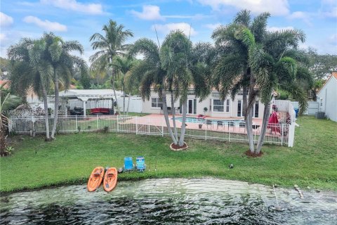 House in Miramar, Florida 4 bedrooms, 166.67 sq.m. № 1483391 - photo 14