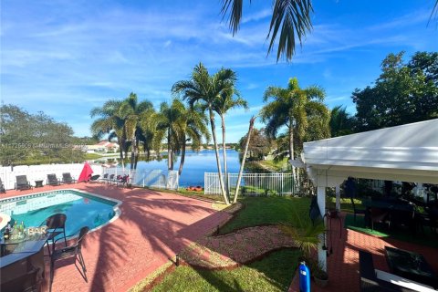 House in Miramar, Florida 4 bedrooms, 166.67 sq.m. № 1483391 - photo 1
