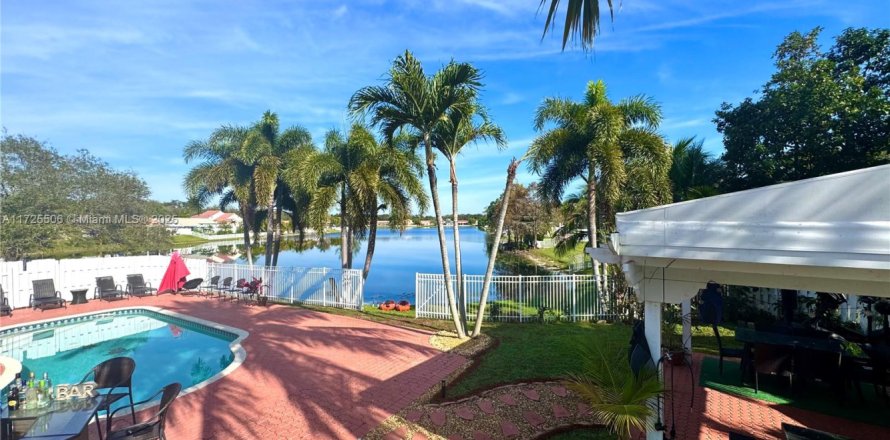 House in Miramar, Florida 4 bedrooms, 166.67 sq.m. № 1483391