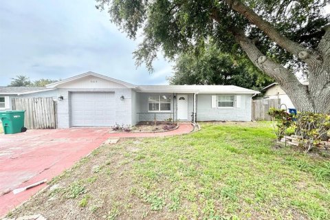 House in Holiday, Florida 3 bedrooms, 79.9 sq.m. № 2221026 - photo 2