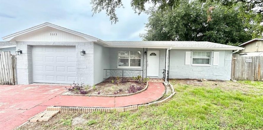 House in Holiday, Florida 3 bedrooms, 79.9 sq.m. № 2221026