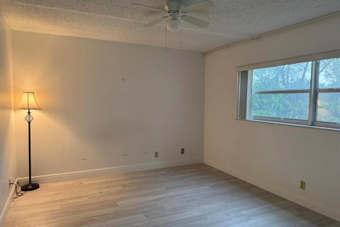 Condo in Margate, Florida, 2 bedrooms № 2250146 - photo 10
