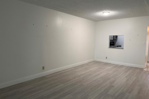 Condo in Margate, Florida, 2 bedrooms № 2250146 - photo 11