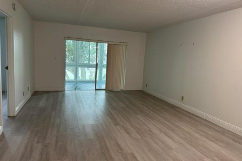 Condo in Margate, Florida, 2 bedrooms № 2250146 - photo 12
