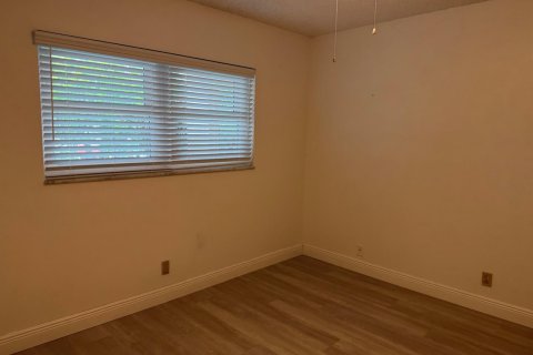 Condo in Margate, Florida, 2 bedrooms № 2250146 - photo 16