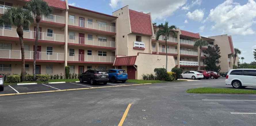 Condo in Margate, Florida, 2 bedrooms № 2250146