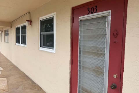 Condo in Margate, Florida, 2 bedrooms № 2250146 - photo 3