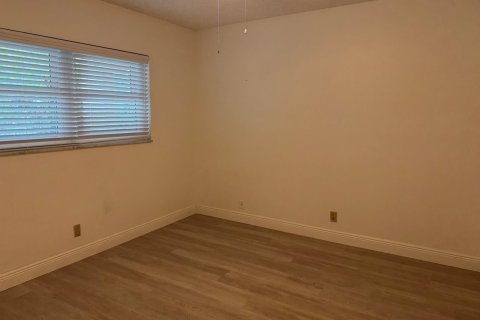 Condo in Margate, Florida, 2 bedrooms № 2250146 - photo 15