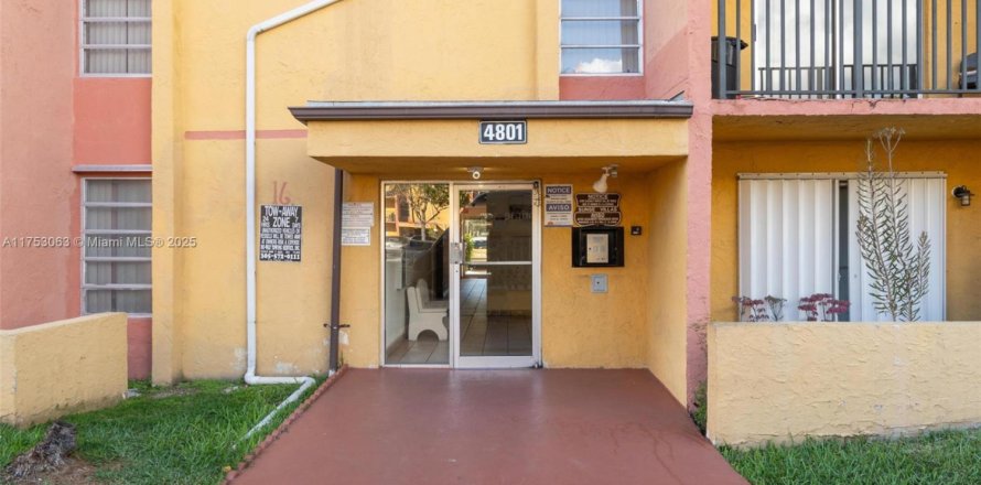 Кондоминиум с 2 спальнями в Майами, Флорида № 2029457