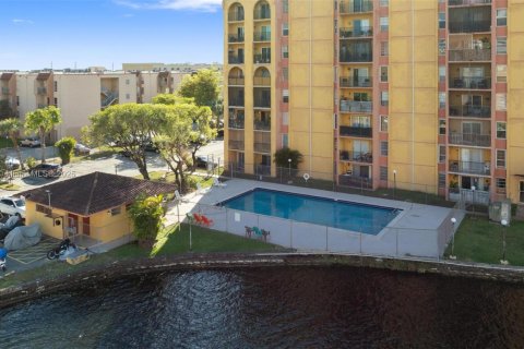Купить кондоминиум в Майами, Флорида 2 спальни, 73.3м2, № 2029457 - фото 23