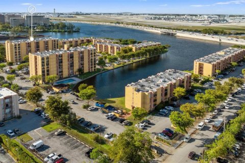 Купить кондоминиум в Майами, Флорида 2 спальни, 73.3м2, № 2029457 - фото 24