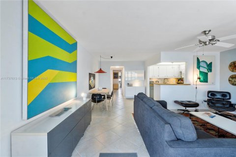 Condominio en venta en Deerfield Beach, Florida, 1 dormitorio, 65.03 m2 № 1947729 - foto 13