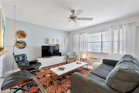 Condominio en venta en Deerfield Beach, Florida, 1 dormitorio, 65.03 m2 № 1947729 - foto 11