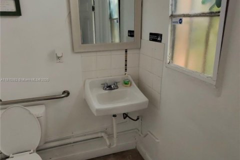 Propiedad comercial en venta en North Miami, Florida № 1768867 - foto 10