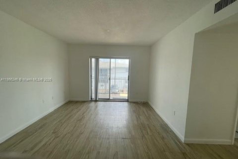Copropriété à louer à North Miami Beach, Floride: 2 chambres, 69.68 m2 № 1893553 - photo 9