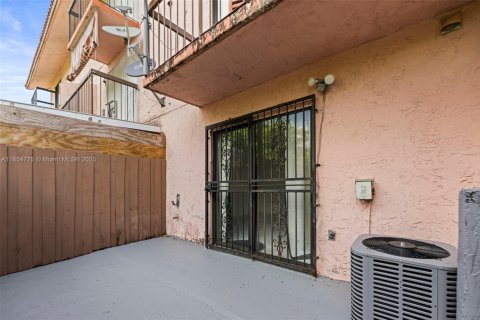 Condo in Hialeah, Florida, 1 bedroom  № 1880192 - photo 19