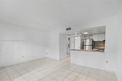 Condo in Hialeah, Florida, 1 bedroom  № 1880192 - photo 4