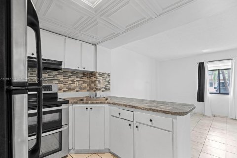 Condo in Hialeah, Florida, 1 bedroom  № 1880192 - photo 9