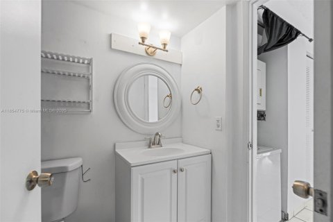 Condo in Hialeah, Florida, 1 bedroom  № 1880192 - photo 14