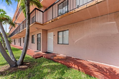 Condo in Hialeah, Florida, 1 bedroom  № 1880192 - photo 1