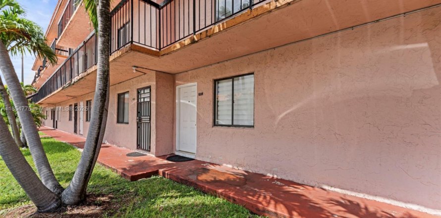 Condo in Hialeah, Florida, 1 bedroom  № 1880192