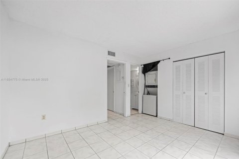 Condo in Hialeah, Florida, 1 bedroom  № 1880192 - photo 13
