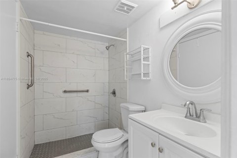Condo in Hialeah, Florida, 1 bedroom  № 1880192 - photo 15