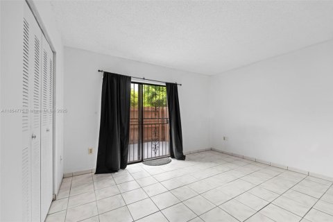 Condo in Hialeah, Florida, 1 bedroom  № 1880192 - photo 11