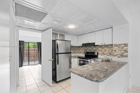 Condo in Hialeah, Florida, 1 bedroom  № 1880192 - photo 6