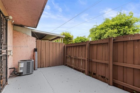 Condo in Hialeah, Florida, 1 bedroom  № 1880192 - photo 17