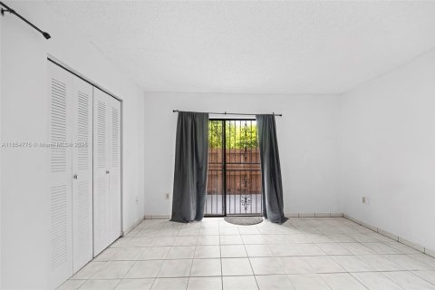 Condo in Hialeah, Florida, 1 bedroom  № 1880192 - photo 10