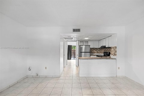 Condo in Hialeah, Florida, 1 bedroom  № 1880192 - photo 5