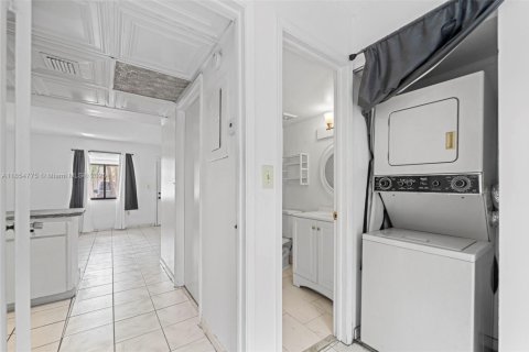 Condo in Hialeah, Florida, 1 bedroom  № 1880192 - photo 16
