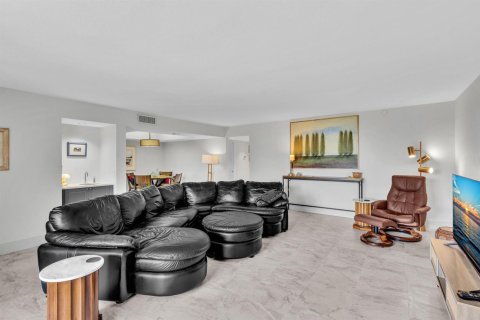 Condo in Highland Beach, Florida, 2 bedrooms  № 2251503 - photo 12