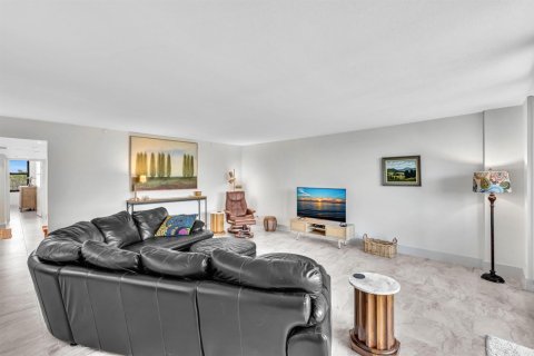 Condo in Highland Beach, Florida, 2 bedrooms  № 2251503 - photo 13
