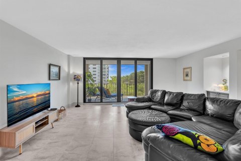 Condo in Highland Beach, Florida, 2 bedrooms  № 2251503 - photo 11
