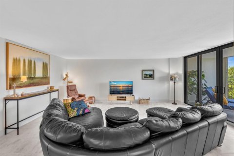 Condo in Highland Beach, Florida, 2 bedrooms  № 2251503 - photo 10