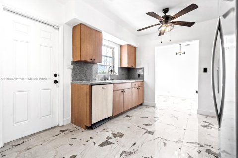 House in Miami Gardens, Florida 4 bedrooms, 111.48 sq.m. № 2081341 - photo 23