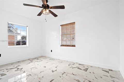 House in Miami Gardens, Florida 4 bedrooms, 111.48 sq.m. № 2081341 - photo 3