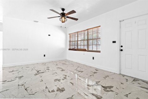 House in Miami Gardens, Florida 4 bedrooms, 111.48 sq.m. № 2081341 - photo 17