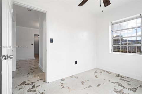 House in Miami Gardens, Florida 4 bedrooms, 111.48 sq.m. № 2081341 - photo 8