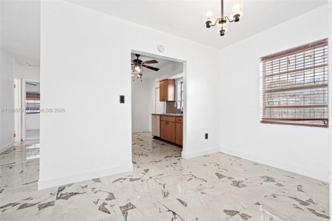 House in Miami Gardens, Florida 4 bedrooms, 111.48 sq.m. № 2081341 - photo 12