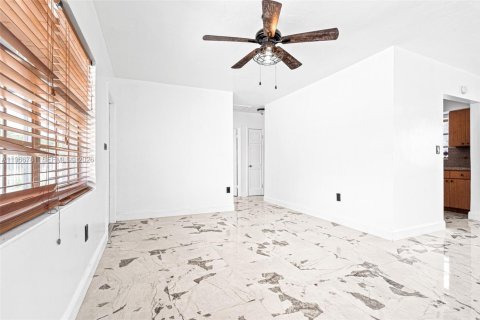 House in Miami Gardens, Florida 4 bedrooms, 111.48 sq.m. № 2081341 - photo 27