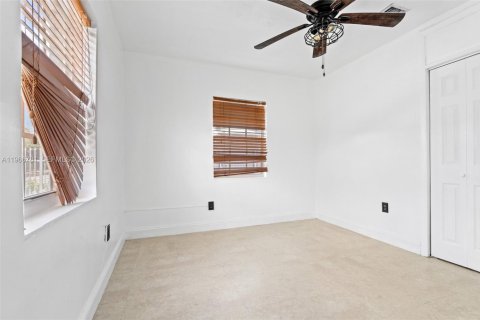 House in Miami Gardens, Florida 4 bedrooms, 111.48 sq.m. № 2081341 - photo 21