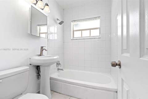 House in Miami Gardens, Florida 4 bedrooms, 111.48 sq.m. № 2081341 - photo 18