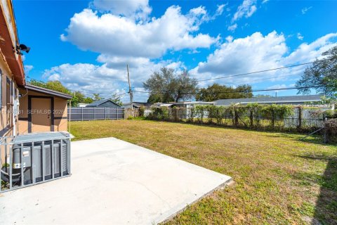 House in Miami Gardens, Florida 4 bedrooms, 111.48 sq.m. № 2081341 - photo 29