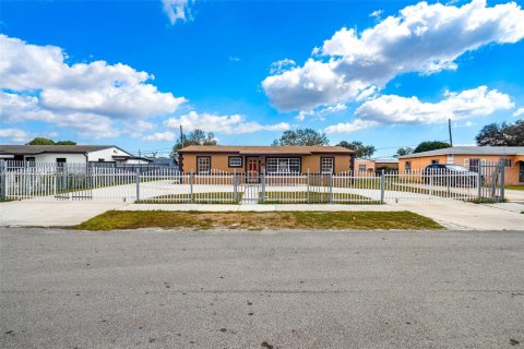 House in Miami Gardens, Florida 4 bedrooms, 111.48 sq.m. № 2081341 - photo 2