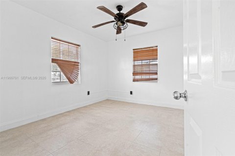 House in Miami Gardens, Florida 4 bedrooms, 111.48 sq.m. № 2081341 - photo 19