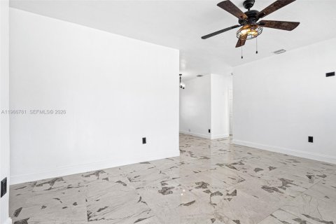 House in Miami Gardens, Florida 4 bedrooms, 111.48 sq.m. № 2081341 - photo 16